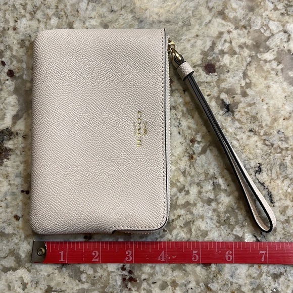 BNWT Coach Corner Zip Wristlet - Picture 8 of 8